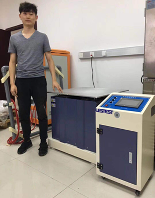 客戶與六度一體機(jī)振動臺合影